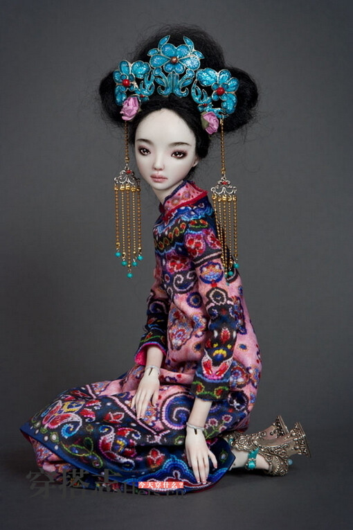 俄裔女孩marina bychkova所创造,不知道是不是这个世界上最昂贵的娃娃