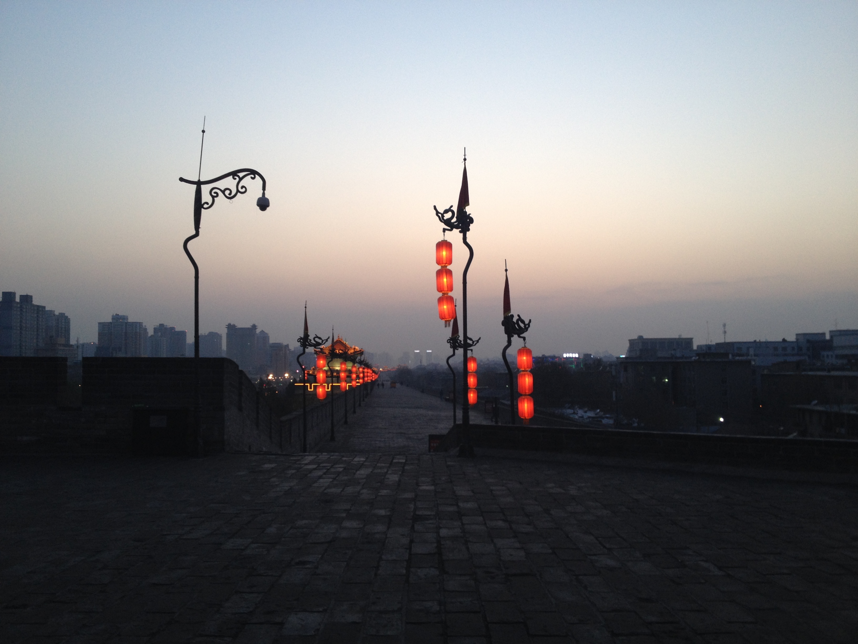 不知不觉,夜幕降临,华灯初上