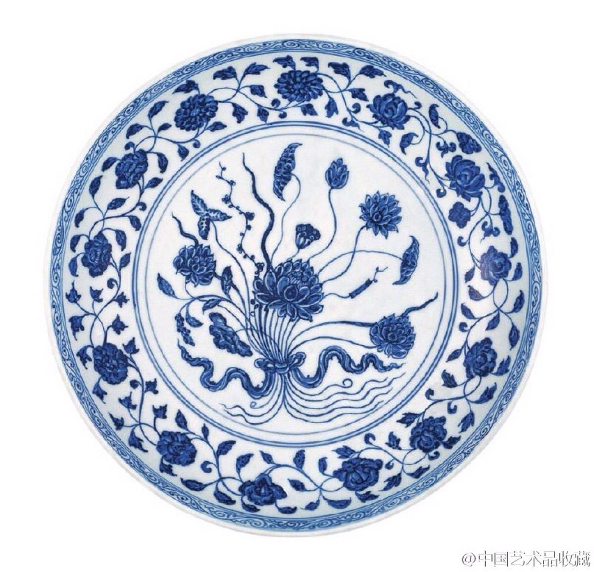全器青花装饰,内外壁绘牡丹,山菊,茶花,桃花等缠枝花卉,口沿绘卷草纹