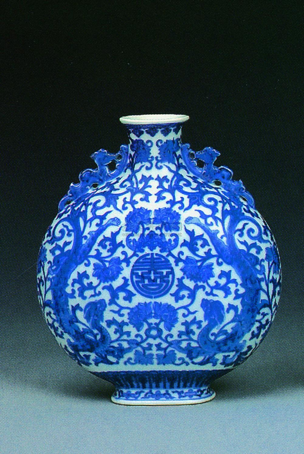 是中国瓷器的主流品种之一,属釉下彩瓷