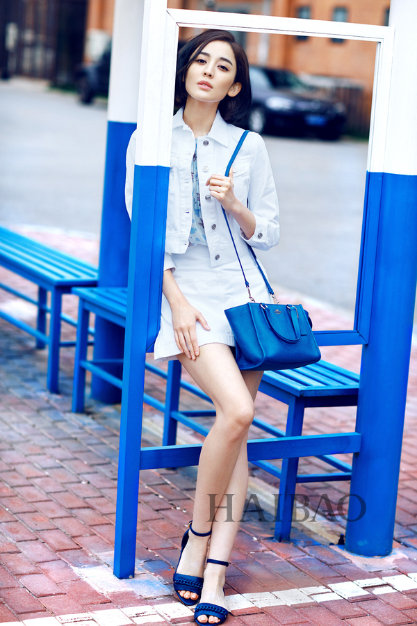 古力娜扎——清爽的白色牛仔套装,搭配亮眼的蓝色手袋与蓝色凉鞋,成为