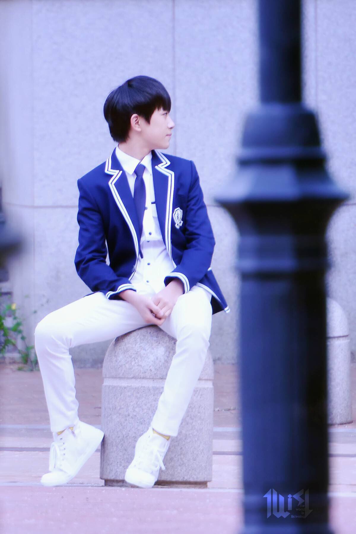 tfboys易烊千玺 150518 韩国上班 cr.logo 高清 学长你好 侧颜