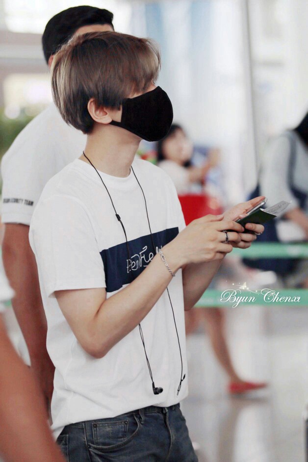边伯贤##baekhyun#150611 icn airport. 玩手机小拇指翘翘的.萌哭.