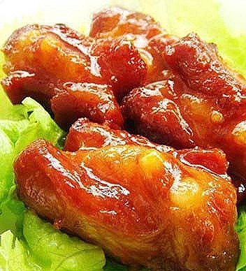 【酸甜脆骨排 1.脆骨排在水中浸泡去血水,大蒜去皮切片;2.