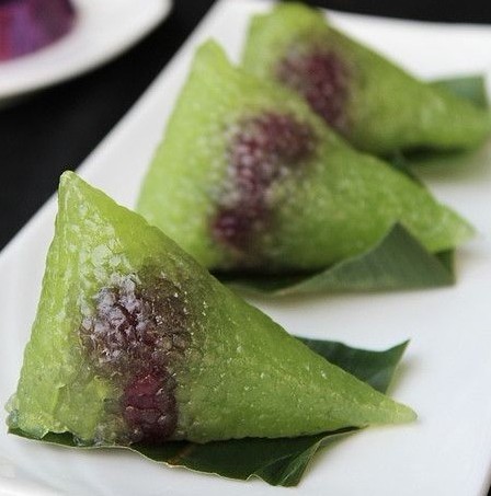 =紫薯水晶粽= 【原料】绿西米,紫薯,粽叶,白糖,食用油.