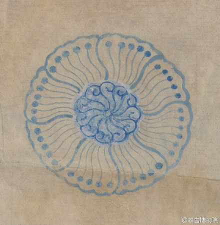 这些绣球面纹样以四时花卉和吉祥纹样入画,以宝蓝色和白色颜料绘制