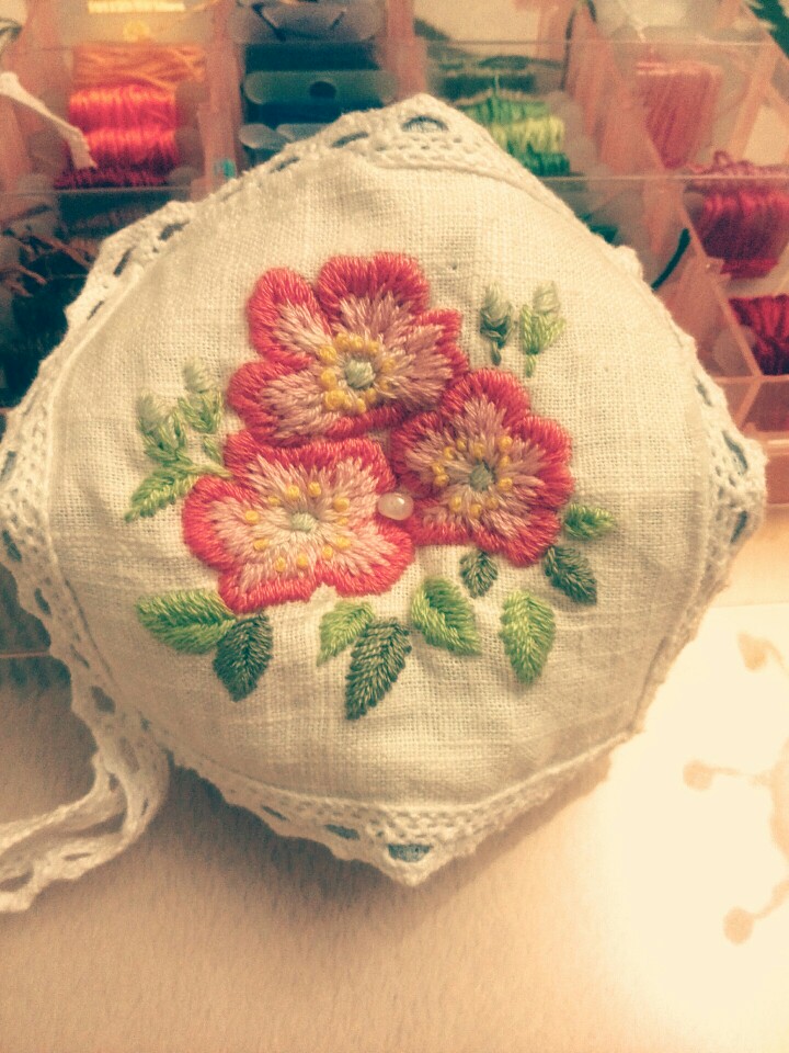 三朵花针插包,造型学习了北欧十字绣立体针插.手缝的花边没压好