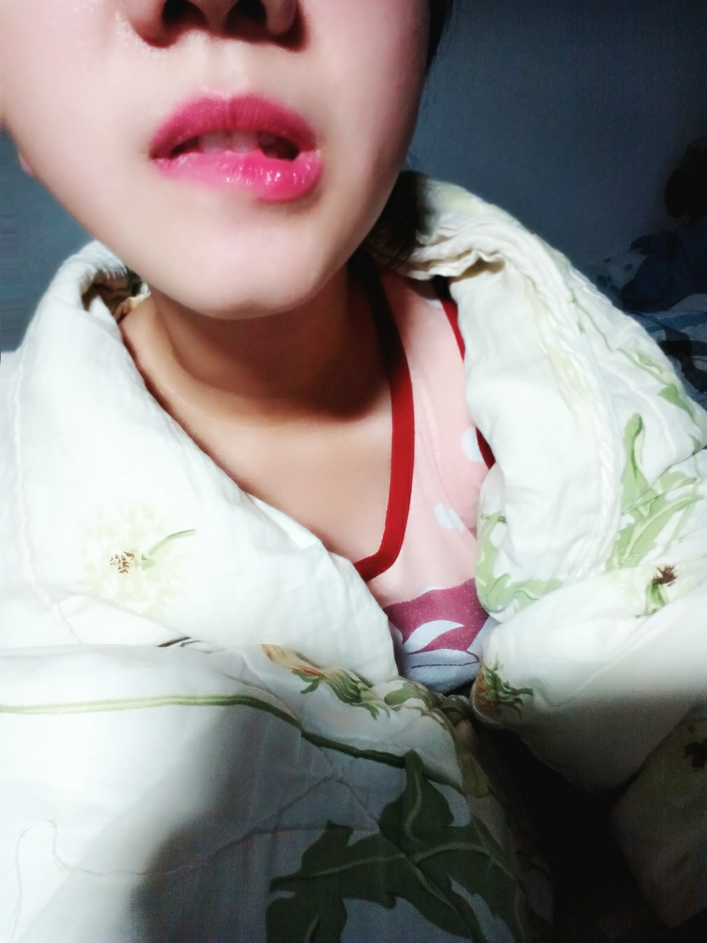 女生头像 咬唇