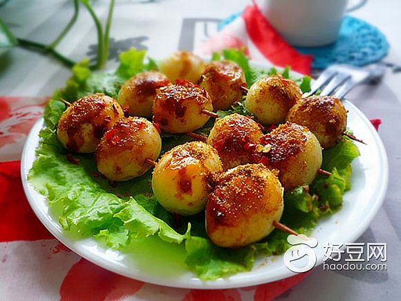 食材:鹌鹑蛋,孜然粉,甜面酱. 2.鹌鹑蛋洗净放入煮锅煮熟. 3.