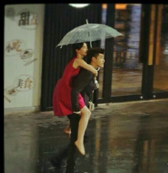吴亦凡雨中背刘亦菲狂奔画面好唯美