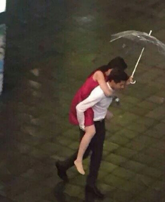 吴亦凡雨中背刘亦菲狂奔画面好唯美