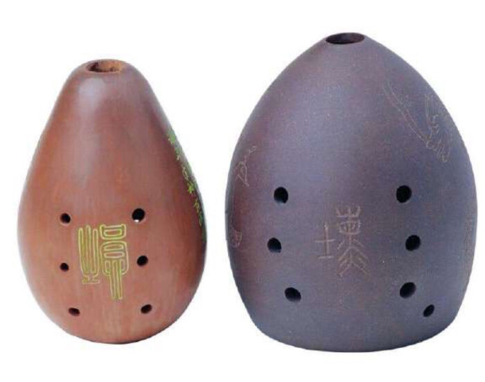 古代用陶土烧制的一种吹奏乐器,圆形或椭圆形,有六孔(现在有八孔,九孔