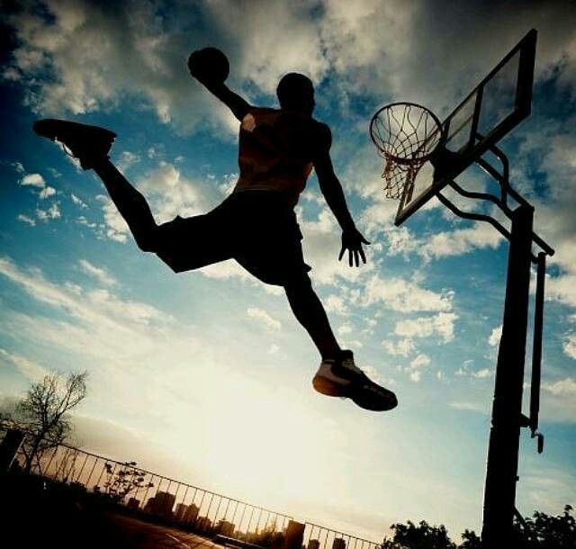 打篮球少年背影图片
