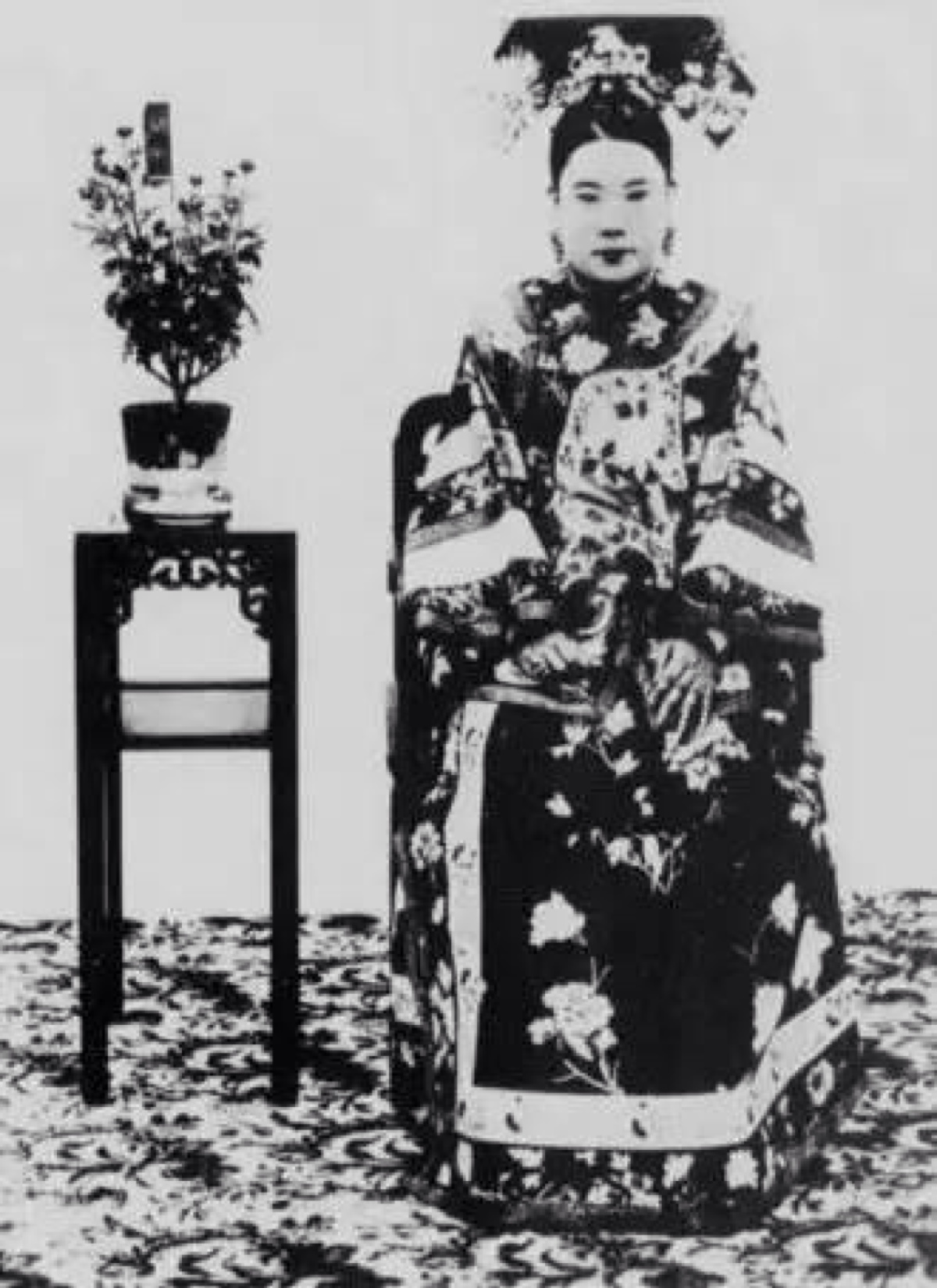 光绪皇后(隆裕太后)是桂详的二女儿