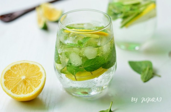 用料白糖水330ml朗姆酒60ml青柠1个黄薄荷1个苏打叶适量平板20g柠檬8寸小米图片
