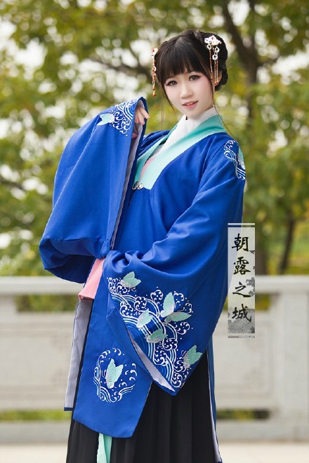 玉焕生烟,月出惊潮;庄周一呓,千载逍遥.