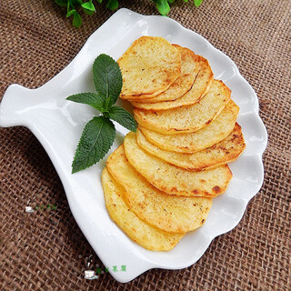 【家常菜—香煎土豆片】 用料: 土豆350克,孜然适量,番茄酱适量,食用