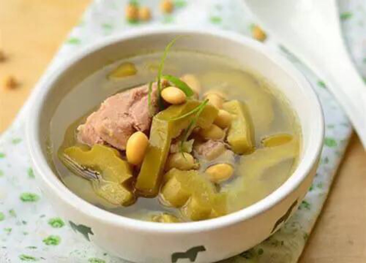 【这是用处猪骨汤】黄豆苦瓜简单的一道靓汤,夏季常常煲来喝,这汤具有玉米油的时令图片