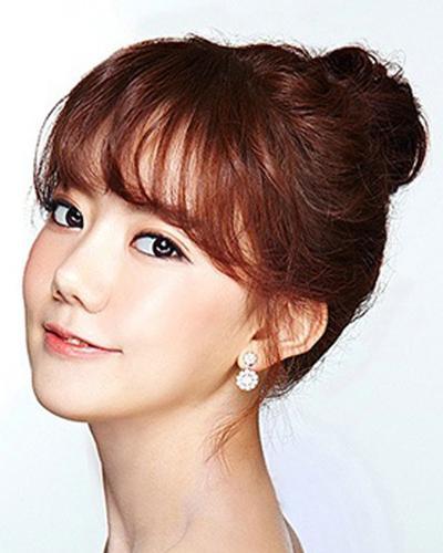 韩式齐刘海新娘发型推荐十 齐刘海搭配丸子头的新娘发型设计,俏皮可爱