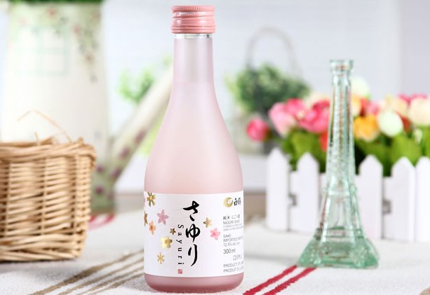 白鹤·日本小百合清酒 清酒色泽呈黄色或无色,透明清亮,芳香宜人,酒精