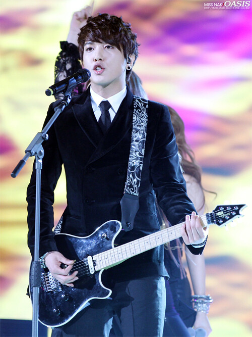 郑容和 cnblue 吉它