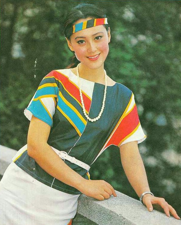 1984年,宋佳在电影《淘金王》中饰演小露珠,正式出道.
