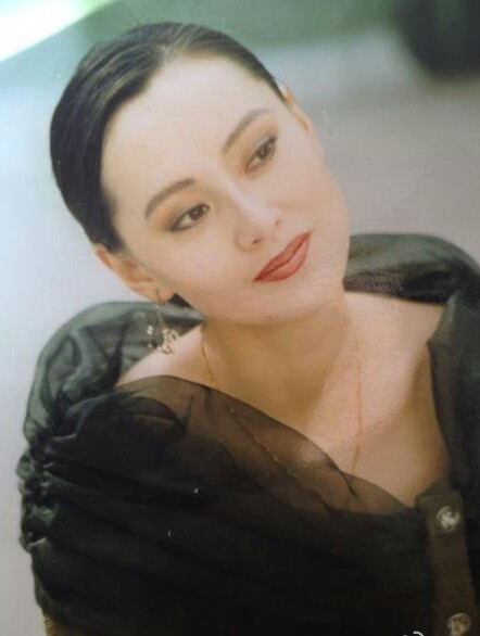 1984年,宋佳在电影《淘金王》中饰演小露珠,正式出道