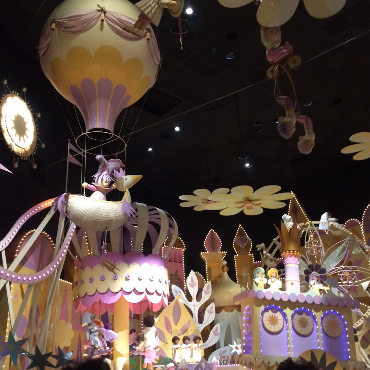 小小世界中的超美梦幻景象 坐船进入 熟悉的旋律清澈入耳 可要仔细听