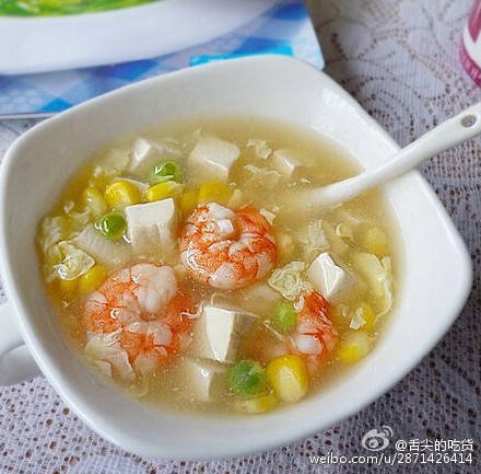 【三鲜豆腐羹】1豌豆玉米粒焯水2豆腐切小块3鲜虾剥壳4鸡蛋打好5