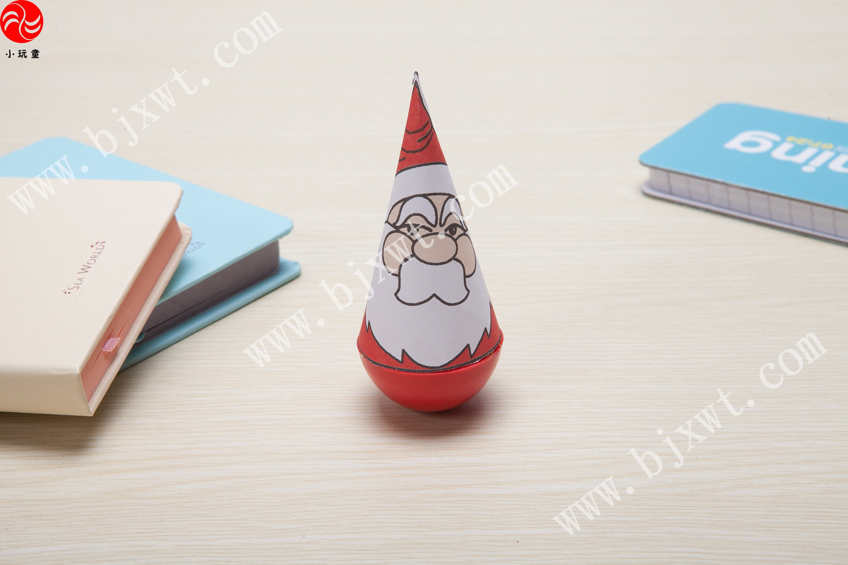 不倒翁原理解释:上轻下重的物体比较稳定,也就是说重心越低越稳定.