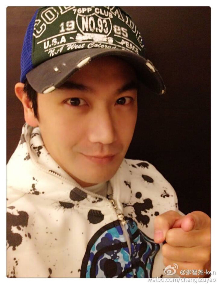 张智尧 现代 好不容易翻出来的一张没胡子的自拍