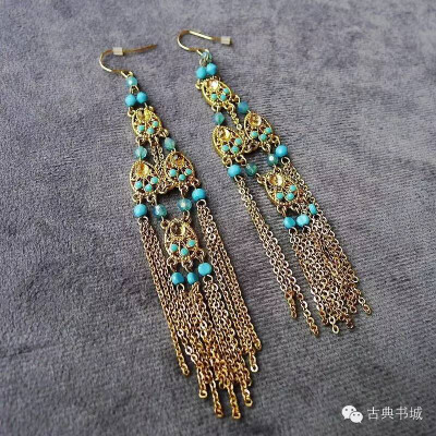 中国自古就用流苏作为服装或配饰的装饰,古代女子流行的头饰步摇,是