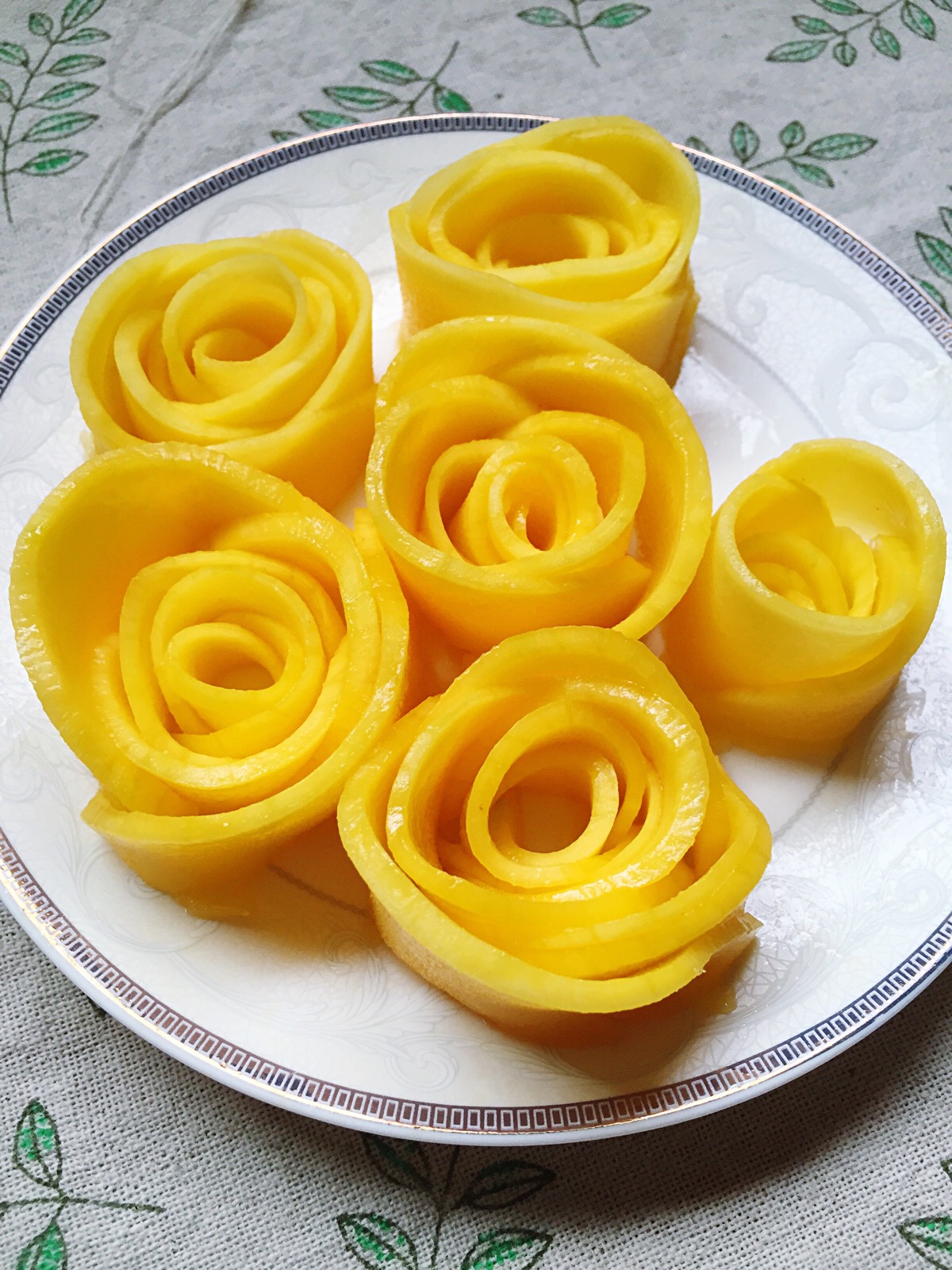 芒果的切法之二,玫瑰芒果造型美丽,适合做甜点装饰