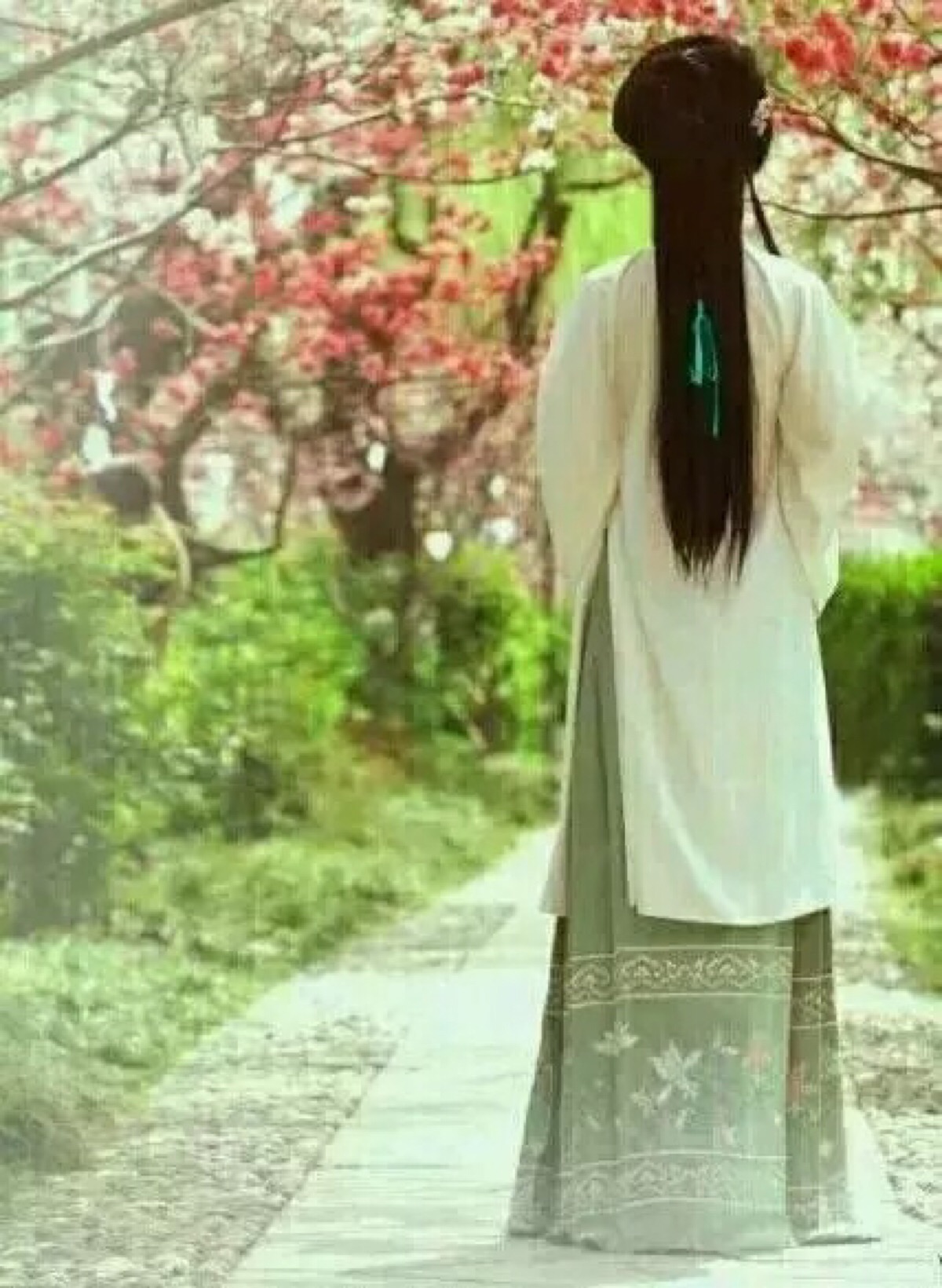 一个人成长.总会走着陌生的路.数着陌生的孤独和陌生的幸福.