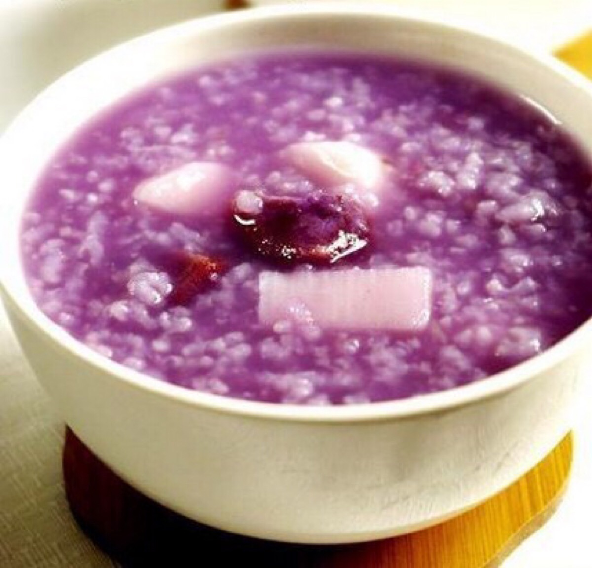 【紫薯山药粥】原料:紫薯1个,山药1段(1尺长左右),大米1杯,冰糖适量