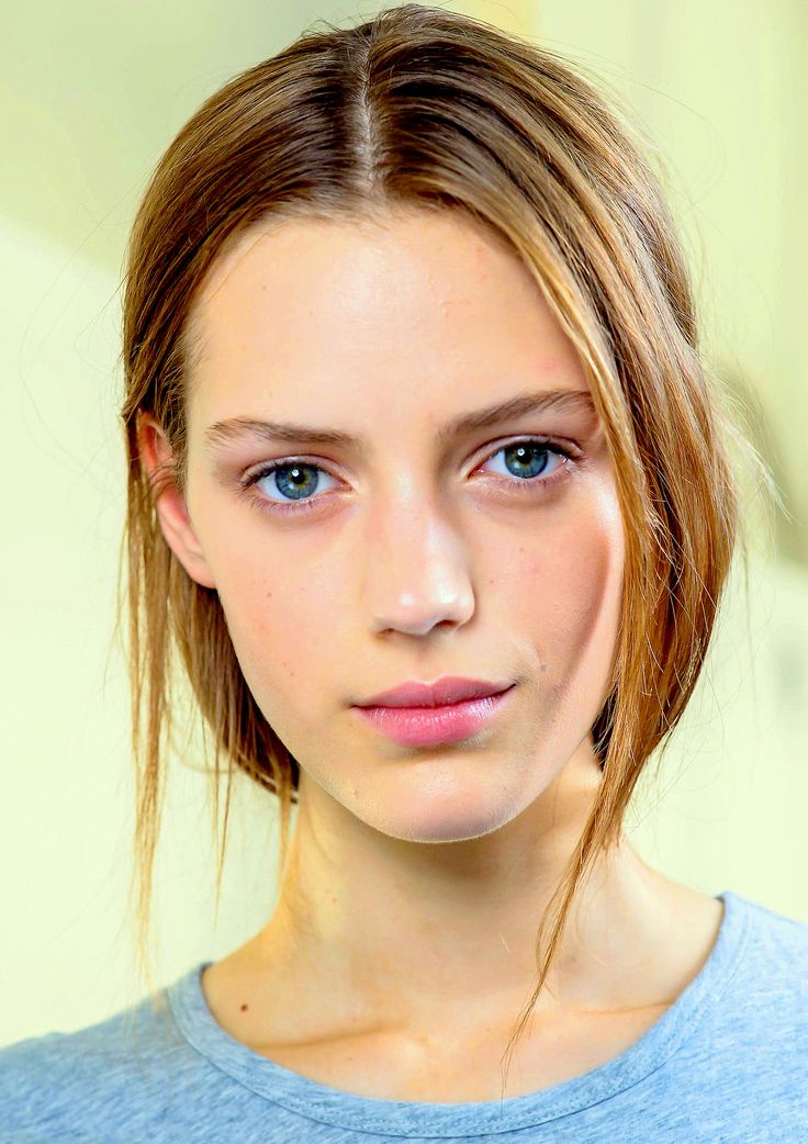 有着鹅蛋脸和迷人的绿眼睛,硬照非常美.