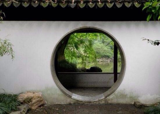 【 中国古建之 · 月洞门 】--- " 月洞门是中国古典园林建筑中如同一