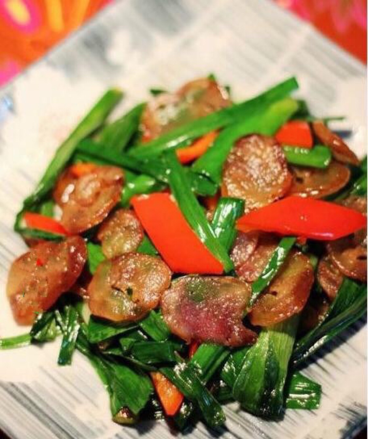 【青蒜炒腊肠】做法:1)腊肠切成片.