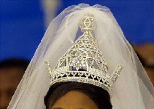 23岁的莱索托国王莱齐耶三世的妻子,戴着一顶精美的钻石皇冠