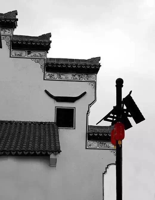 【粉壁 黛瓦 马头墙】徽派建筑以黛瓦,粉壁,马头墙为表型特征,以砖雕