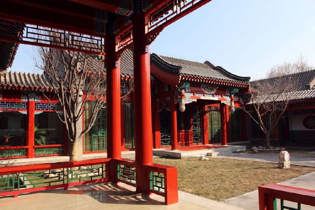 是中国汉族的一种传统合院式建筑,其格局为一个院子四面建有房屋,从