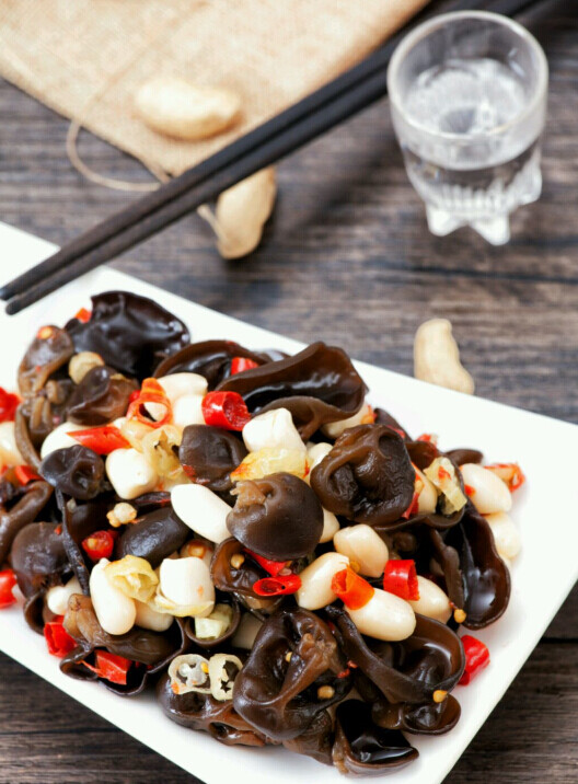 【泡椒花生木耳】材料:东北木耳500g,花生米3-4两,泡椒一小碟,野山椒