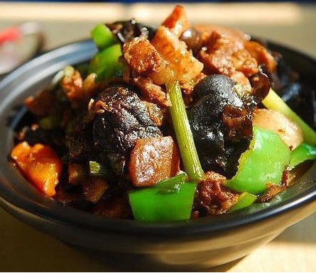 杂蔬焖肉甲鱼:1,肥瘦肉切木耳,洋葱香菇泡发洗净撕小朵,胡萝卜,做法厚片背黄黑图片