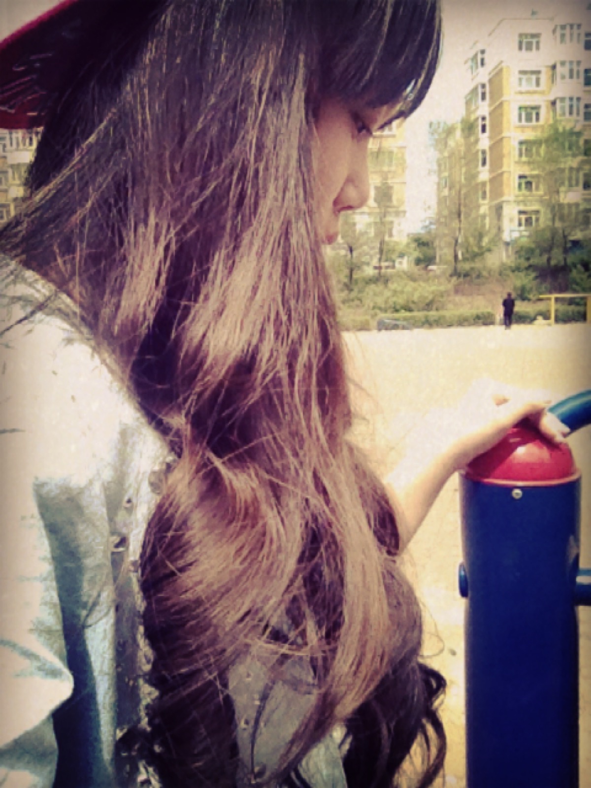 女头 长卷发 嘻哈帽 侧颜 休闲 {一句我信你比什么都美好}