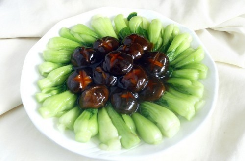 diy香菇扒菜心】 1,花菇冲净泡发,白菜对半剖开洗净,蒜切末; 2,烧一锅