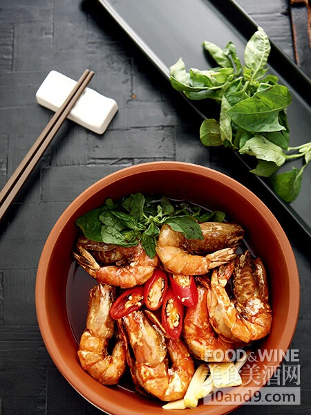 【姜片三杯大虾】食材:大虾350克,尖椒10克,罗勒100克,红鸡胸20克(切胸闷沙锅气短怎么办图片