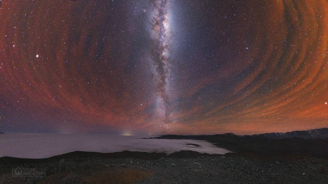 银河与南天的大气辉光 拍摄于智利 心宿二与银河盘面位于顶端,明亮的