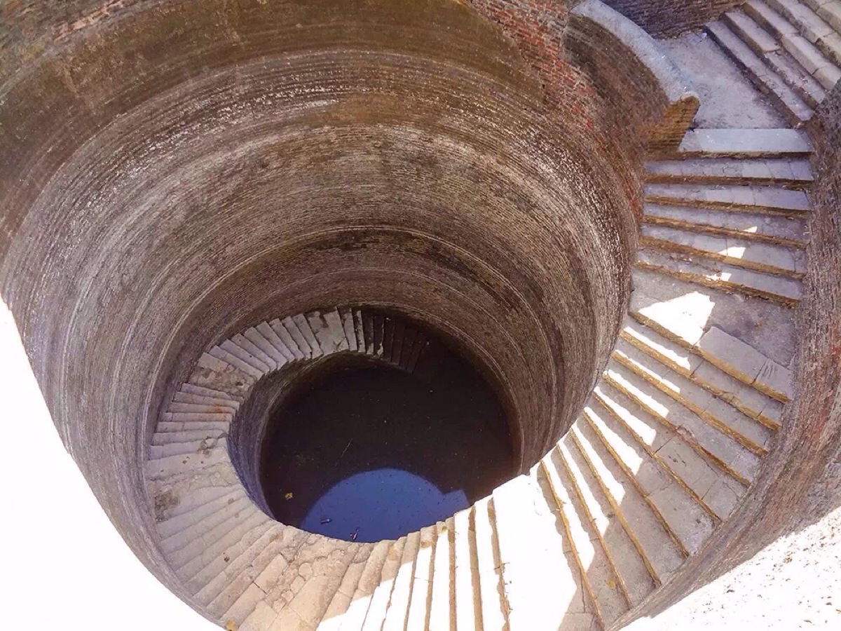 印度chand baori深井作为一处看起来非常超现实的景观已经非常有名