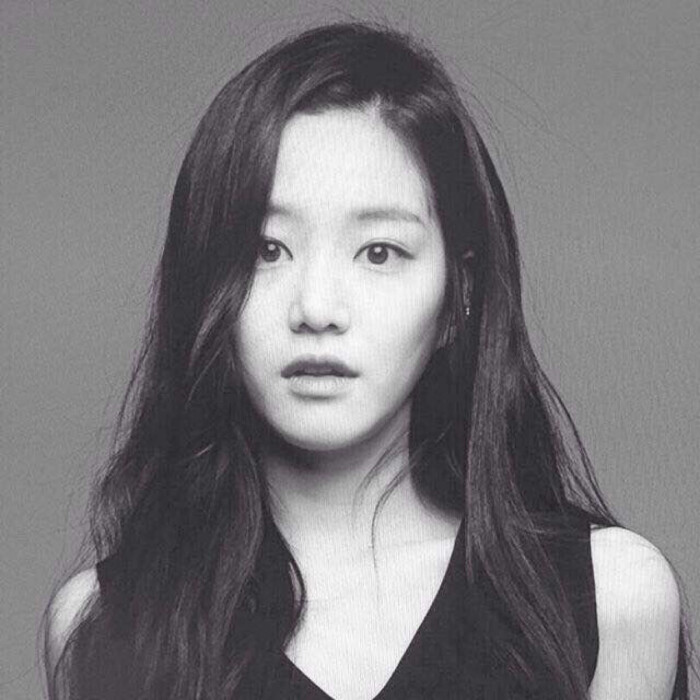 李侑菲 