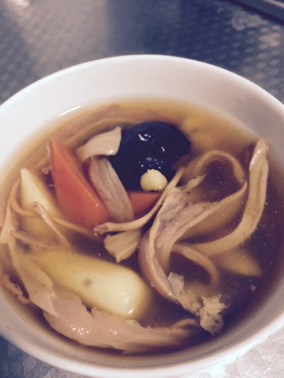 煲汤是件温暖的事情.看食材在清水中翻滚,温暖惬意.